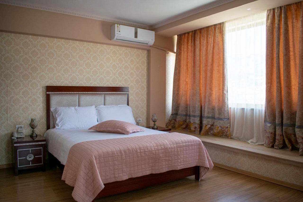 Bocca Hotel Корча Экстерьер фото