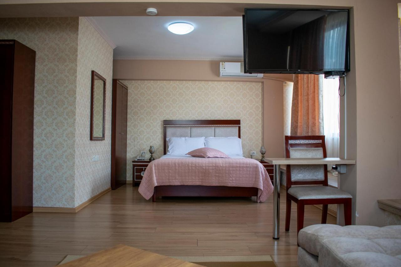 Bocca Hotel Корча Экстерьер фото